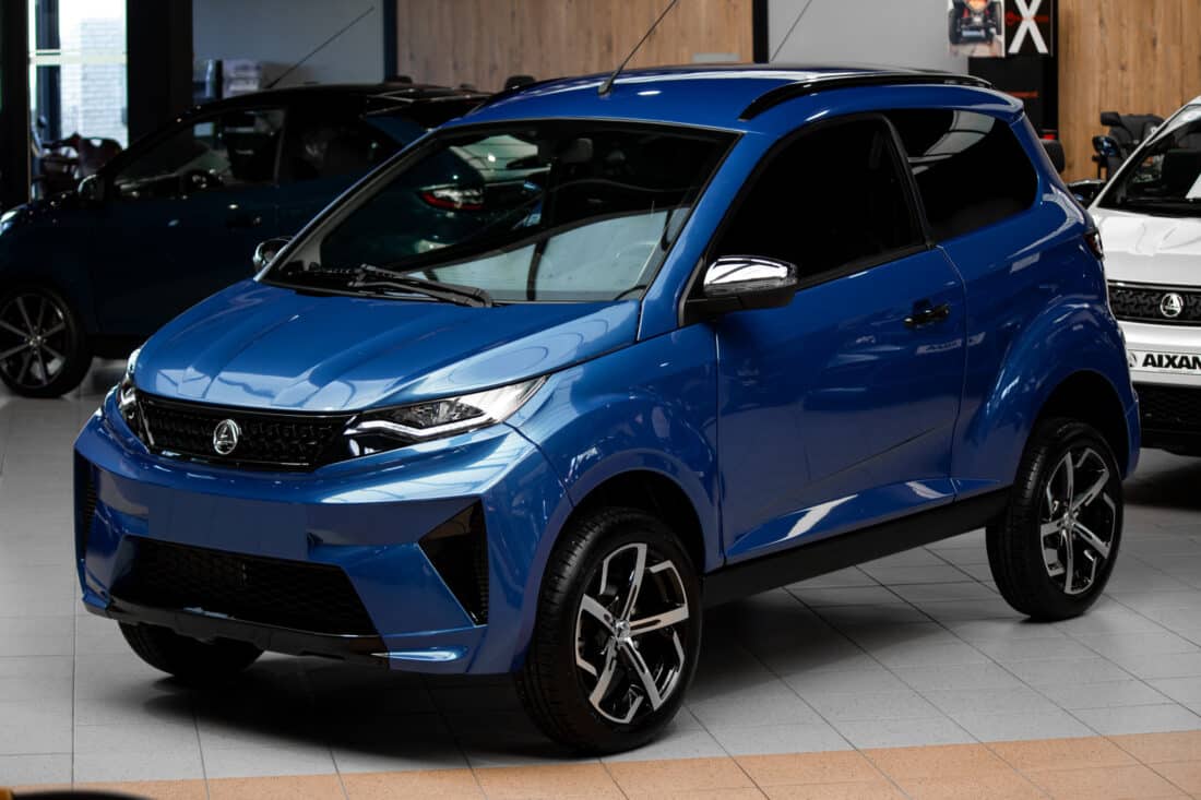 Aixam Crossover Premium Ambition 2024 11 Brommobiel Occasion Saffierblauw Metallic Airco