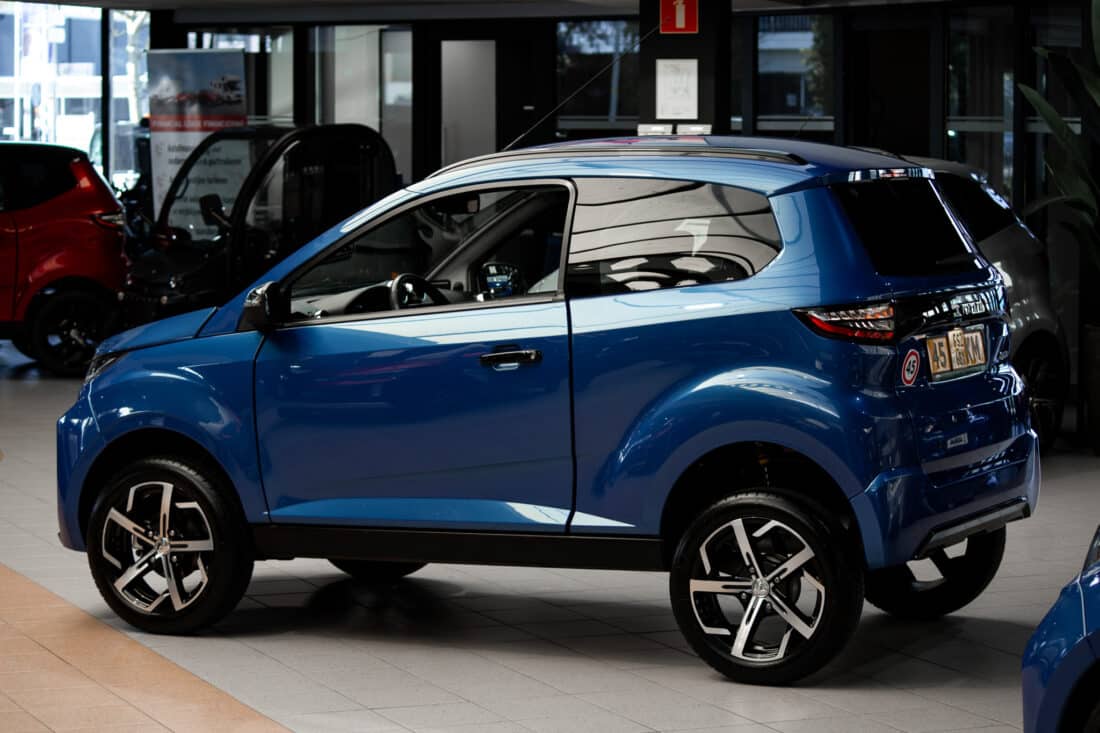 Aixam Crossover Premium Ambition 2024 11 Brommobiel Occasion Saffierblauw Metallic Airco