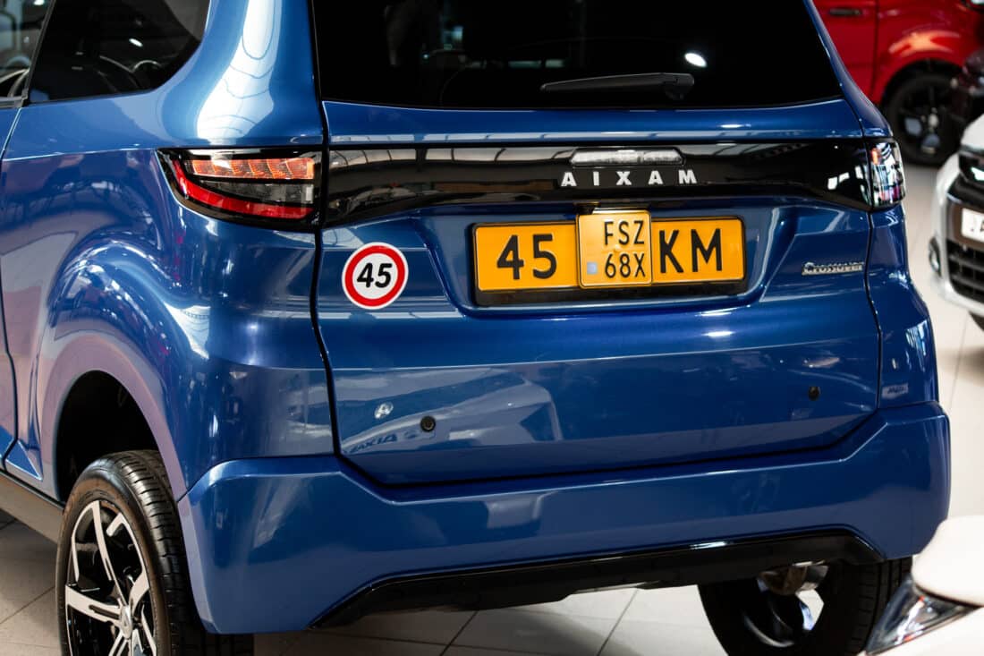 Aixam Crossover Premium Ambition 2024 11 Brommobiel Occasion Saffierblauw Metallic Airco