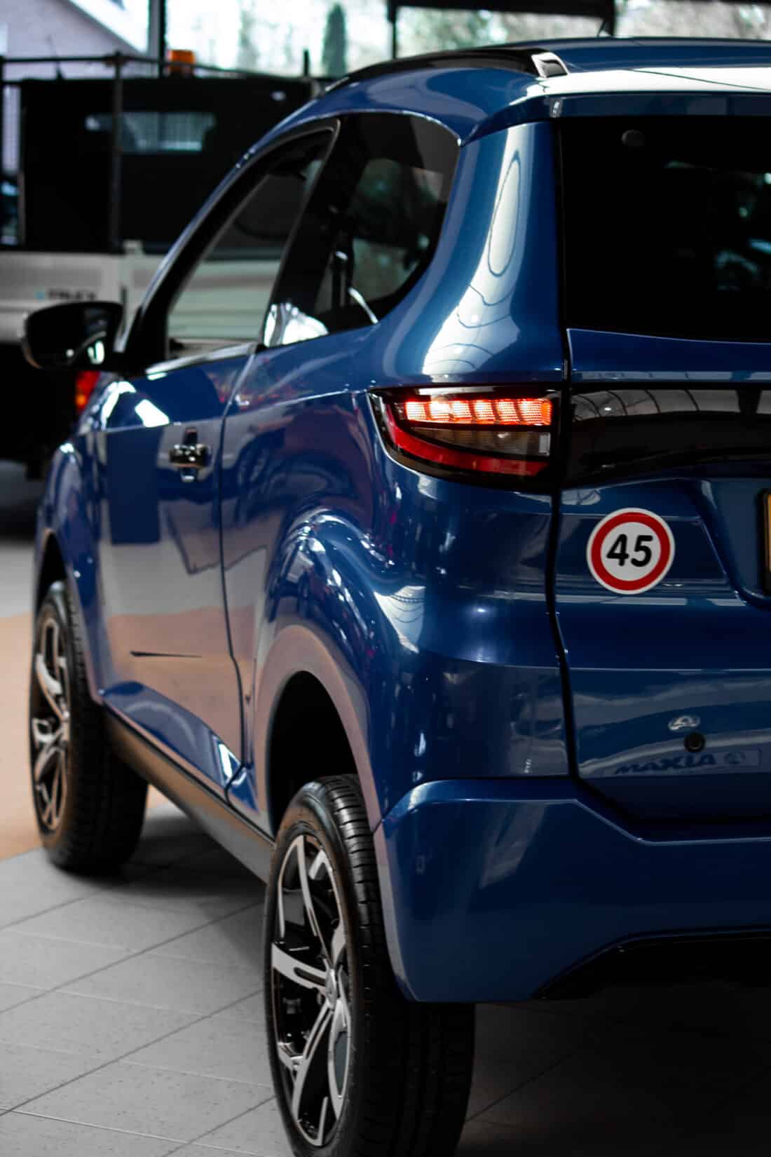 Aixam Crossover Premium Ambition 2024 11 Brommobiel Occasion Saffierblauw Metallic Airco