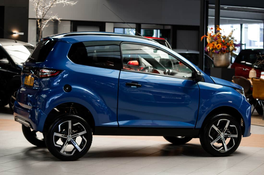 Aixam Crossover Premium Ambition 2024 11 Brommobiel Occasion Saffierblauw Metallic Airco