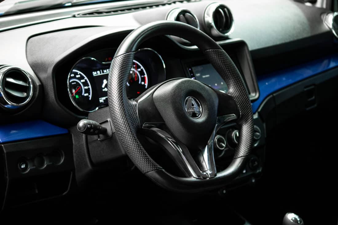 Aixam Crossover Premium Ambition 2024 11 Brommobiel Occasion Saffierblauw Metallic Airco