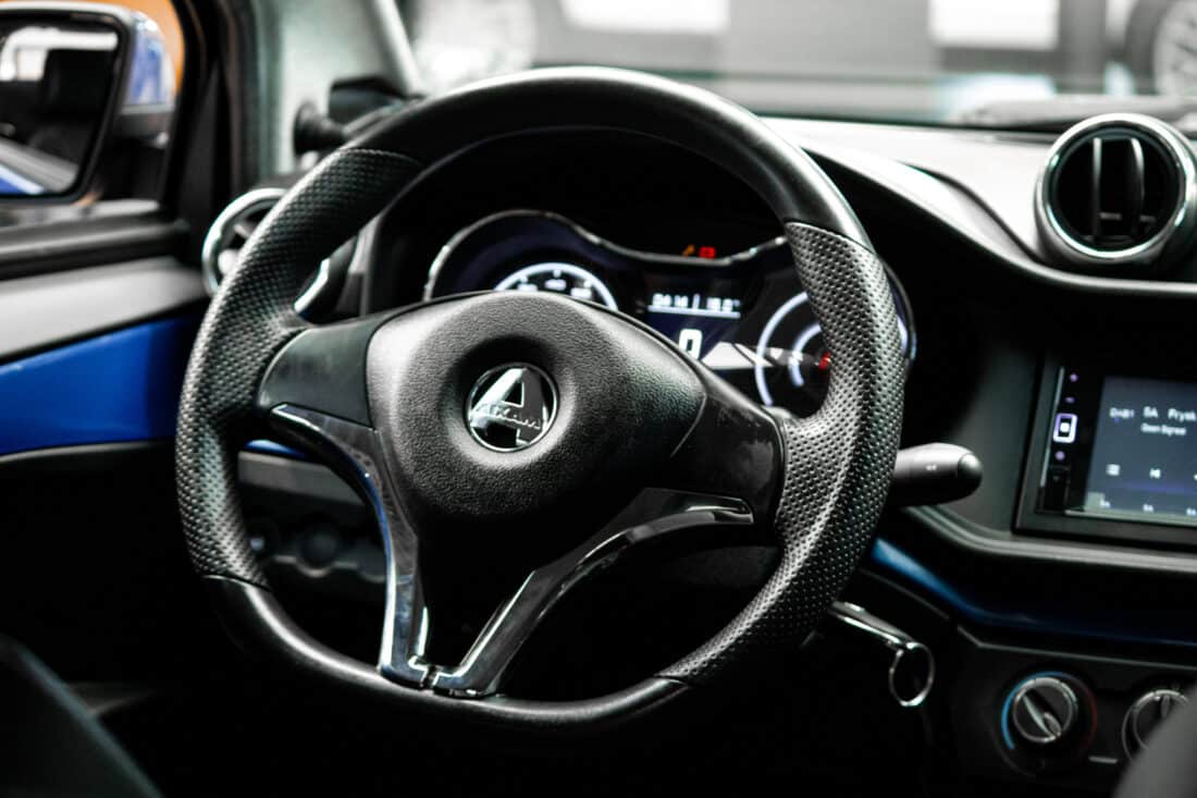 Aixam Crossover Premium Ambition 2024 11 Brommobiel Occasion Saffierblauw Metallic Airco