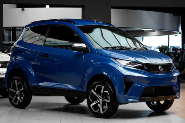 Aixam Crossover Premium Ambition 2024 11 Brommobiel Occasion Saffierblauw Metallic Airco