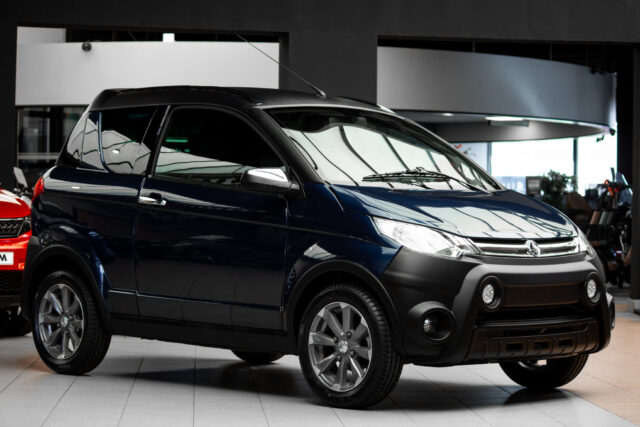 Aixam Crossline Vision 2015 Brommobiel Occasion Marineblauw Metallic