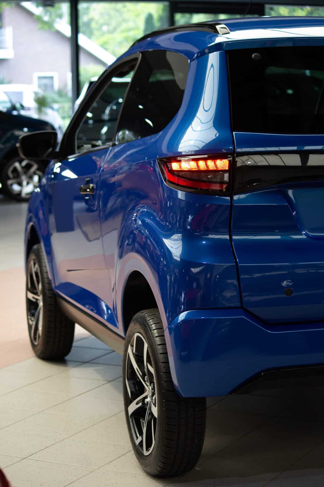 Aixam Crossover Premium Ambition E5 2025 Brommobiel Occasion Saffier Blauw Aixam Crossover Premium Ambition E5 2025 Brommobiel Occasion Saffier Blauw