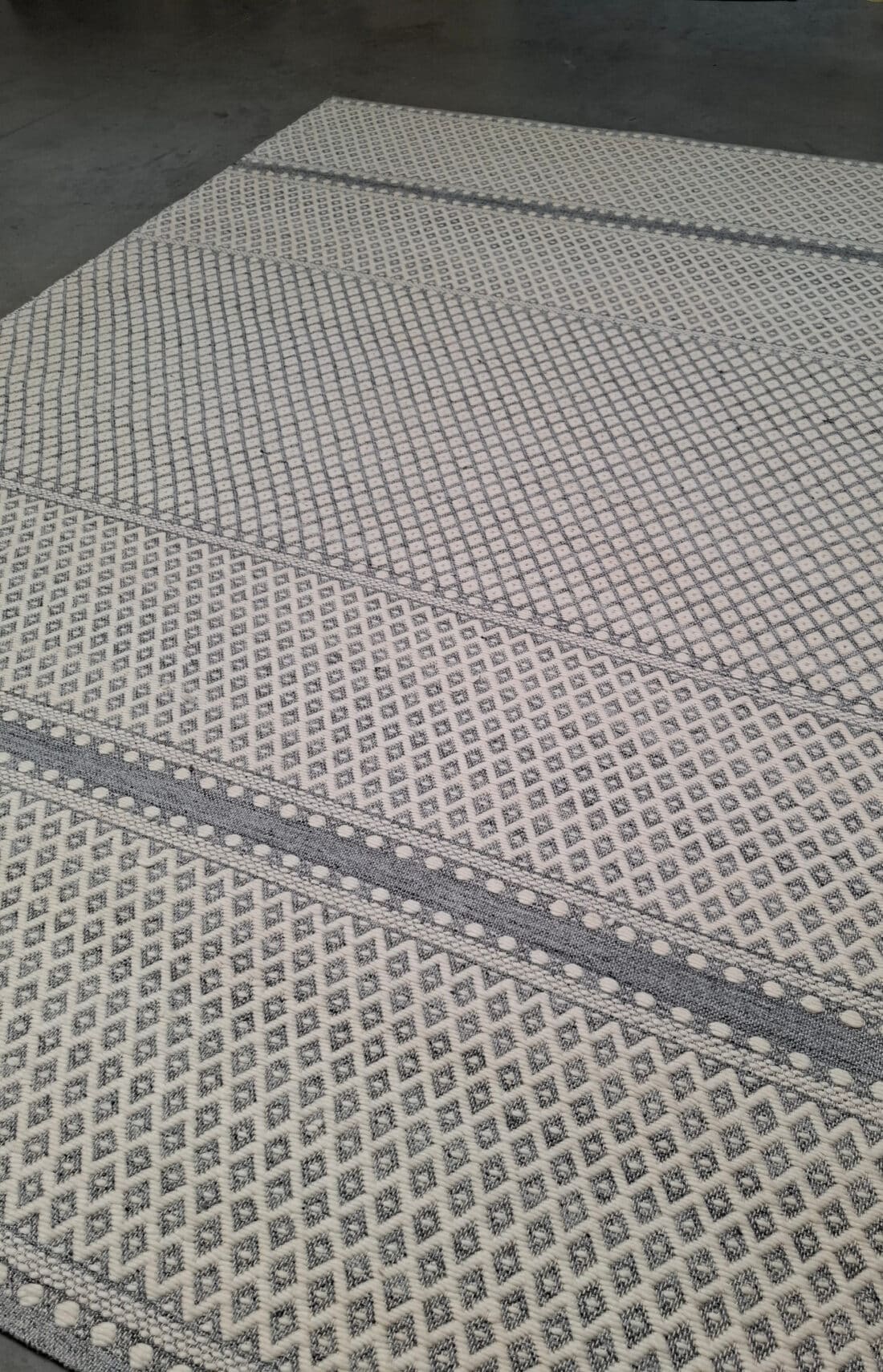 Karpet Saint Ivory Showmodel