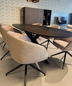 Showroommodel Eettafel Yvo Ovaal