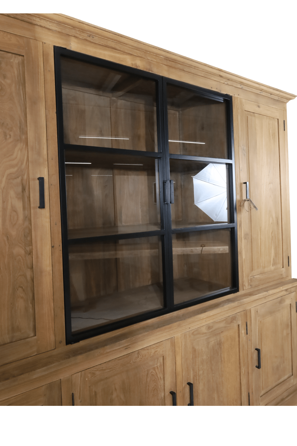 Vitrinekast 240 cm met metalen deuren smooth