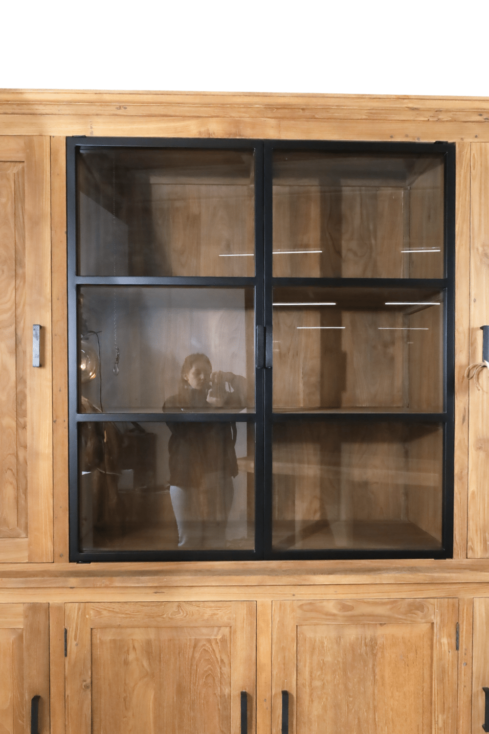 Vitrinekast 240 cm met metalen deuren smooth