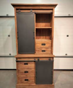 smalle vitrine kast met metalen deur 110x55x220