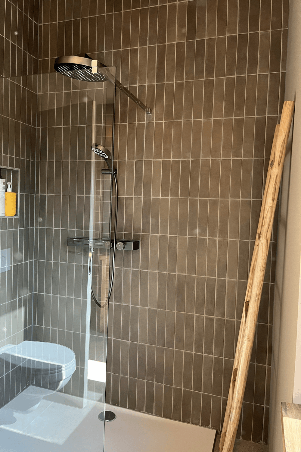 Teak houten trap voor in de badkamer