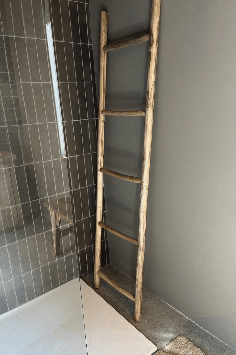 Teak houten trap voor in de badkamer