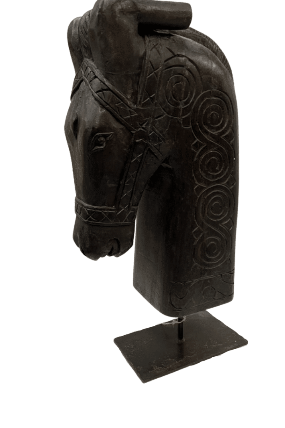 Zwart paarden hoofd op statief decoratie voor in een raamkozijn