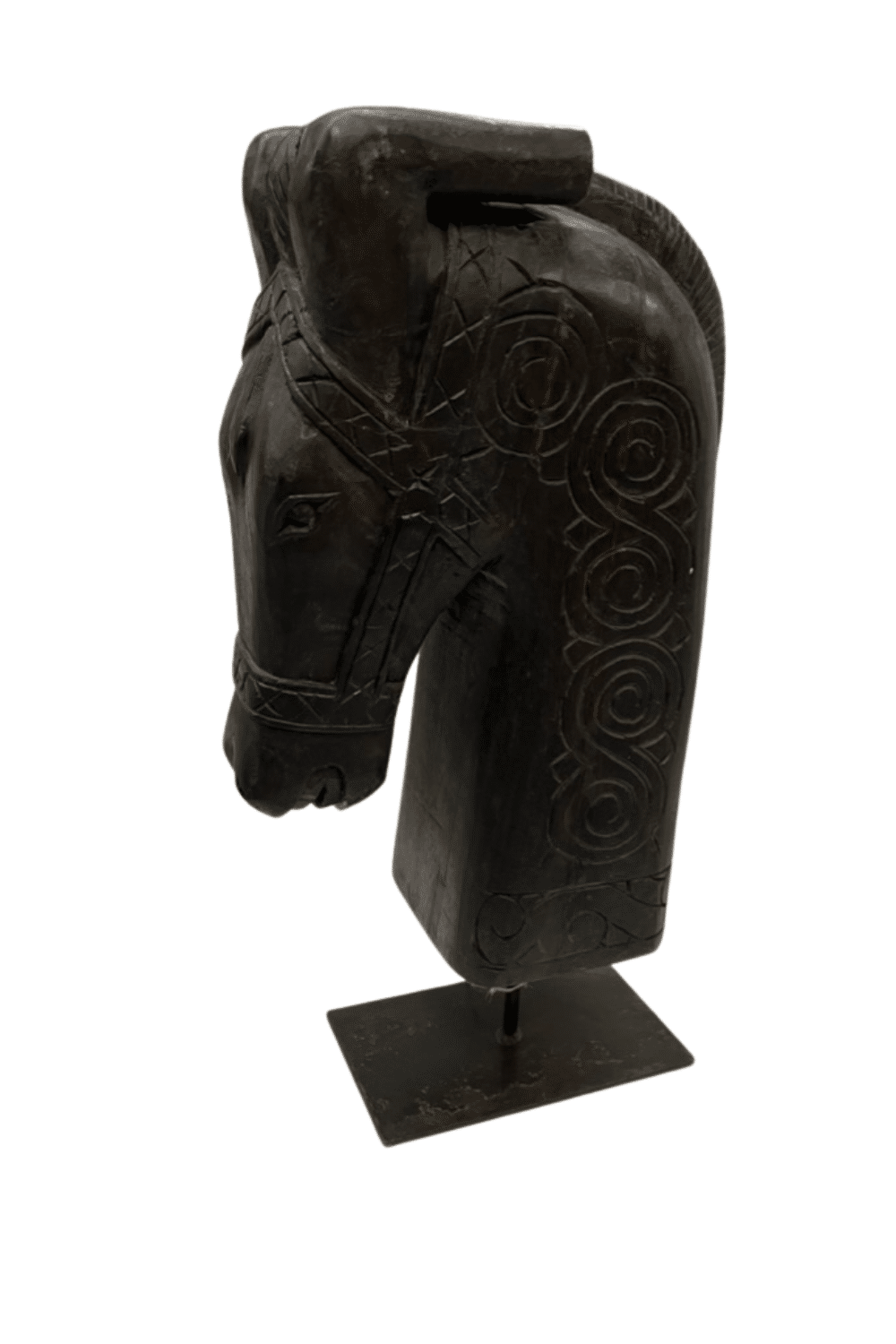 Zwart paarden hoofd op statief decoratie voor in een raamkozijn