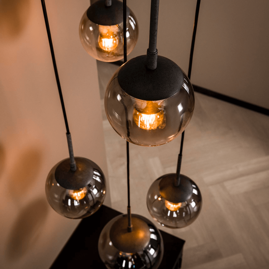 hanglamp voor boven een ronde eettafel glazen bollen