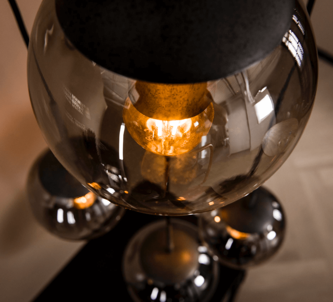 hanglamp voor boven een ronde eettafel glazen bollen