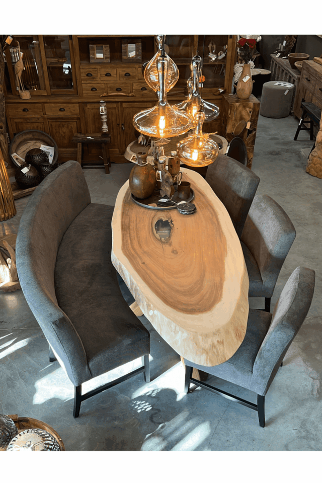 Ovale gezellige eetkamerbank met 3 stoellen met een ovale boomstam tafel