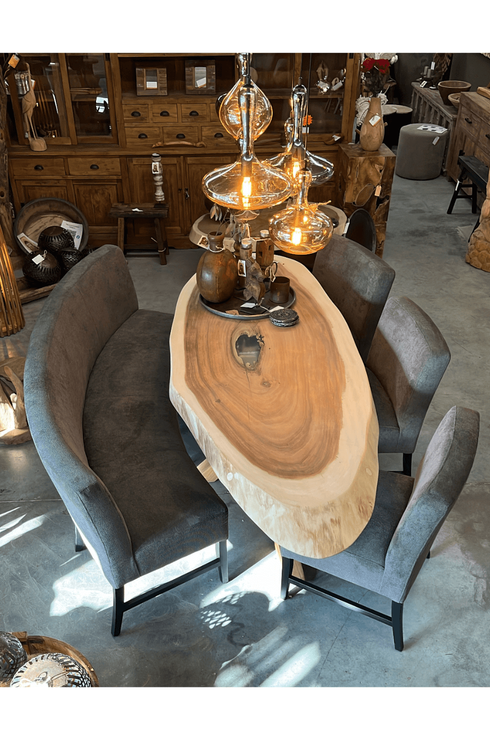 Ovale gezellige eetkamerbank met 3 stoellen met een ovale boomstam tafel