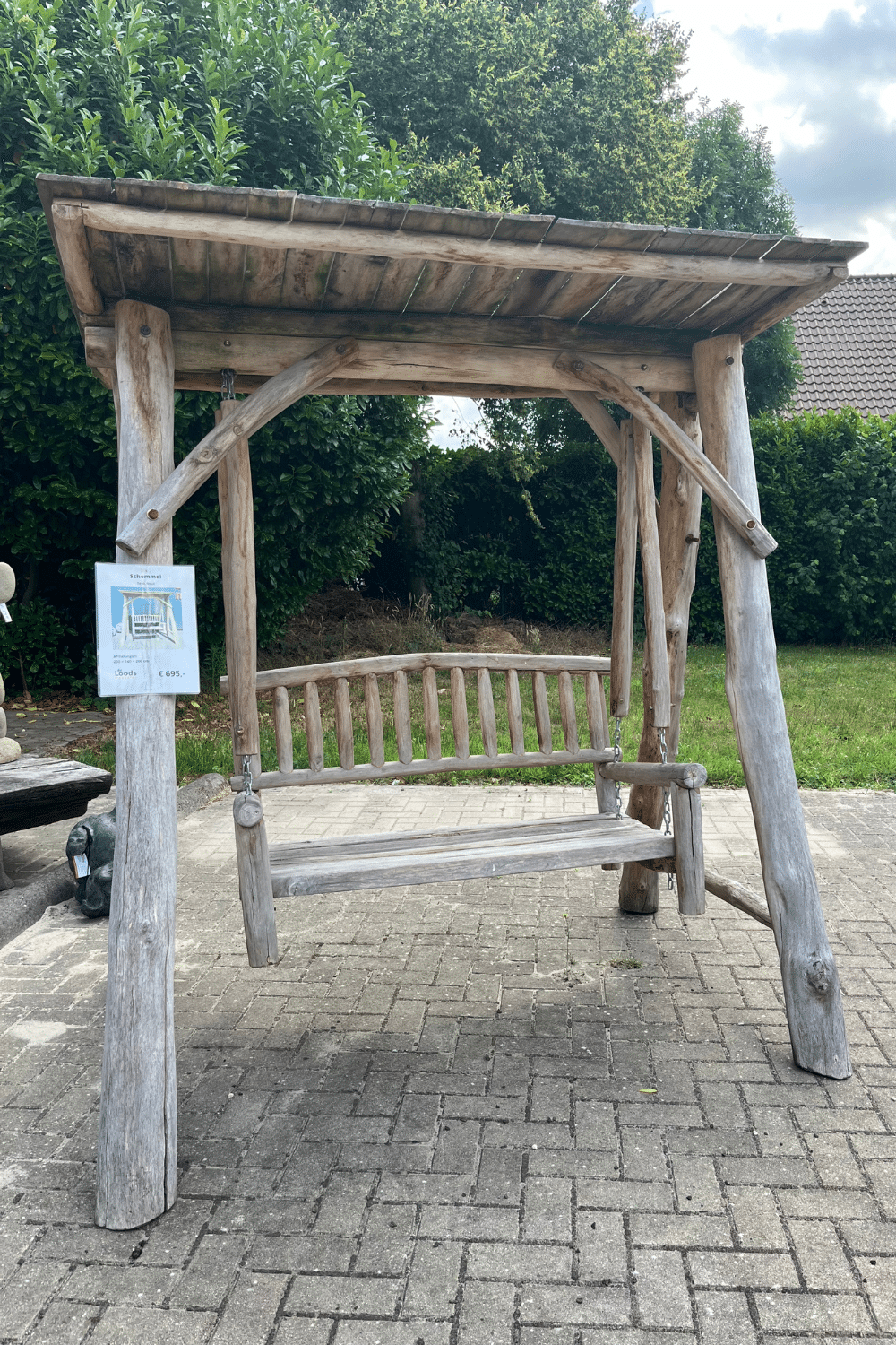 teak houten schommel bank voor in de tuin