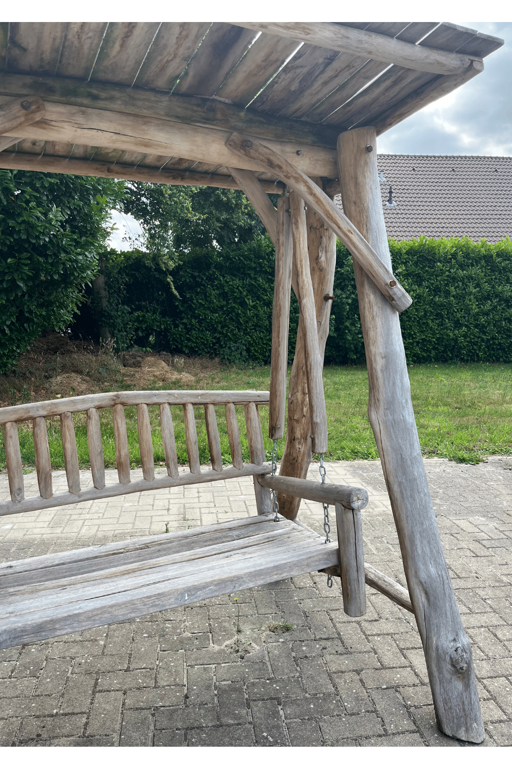 teak houten schommel bank voor in de tuin