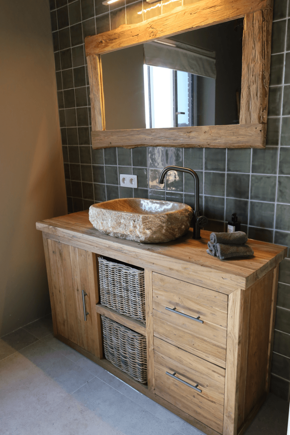 teak houten landelijk badkamermeubel massief 145 cm met mandjes