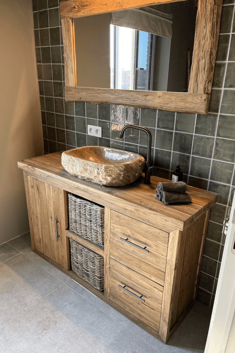 teak houten landelijk badkamermeubel massief 145 cm met mandjes