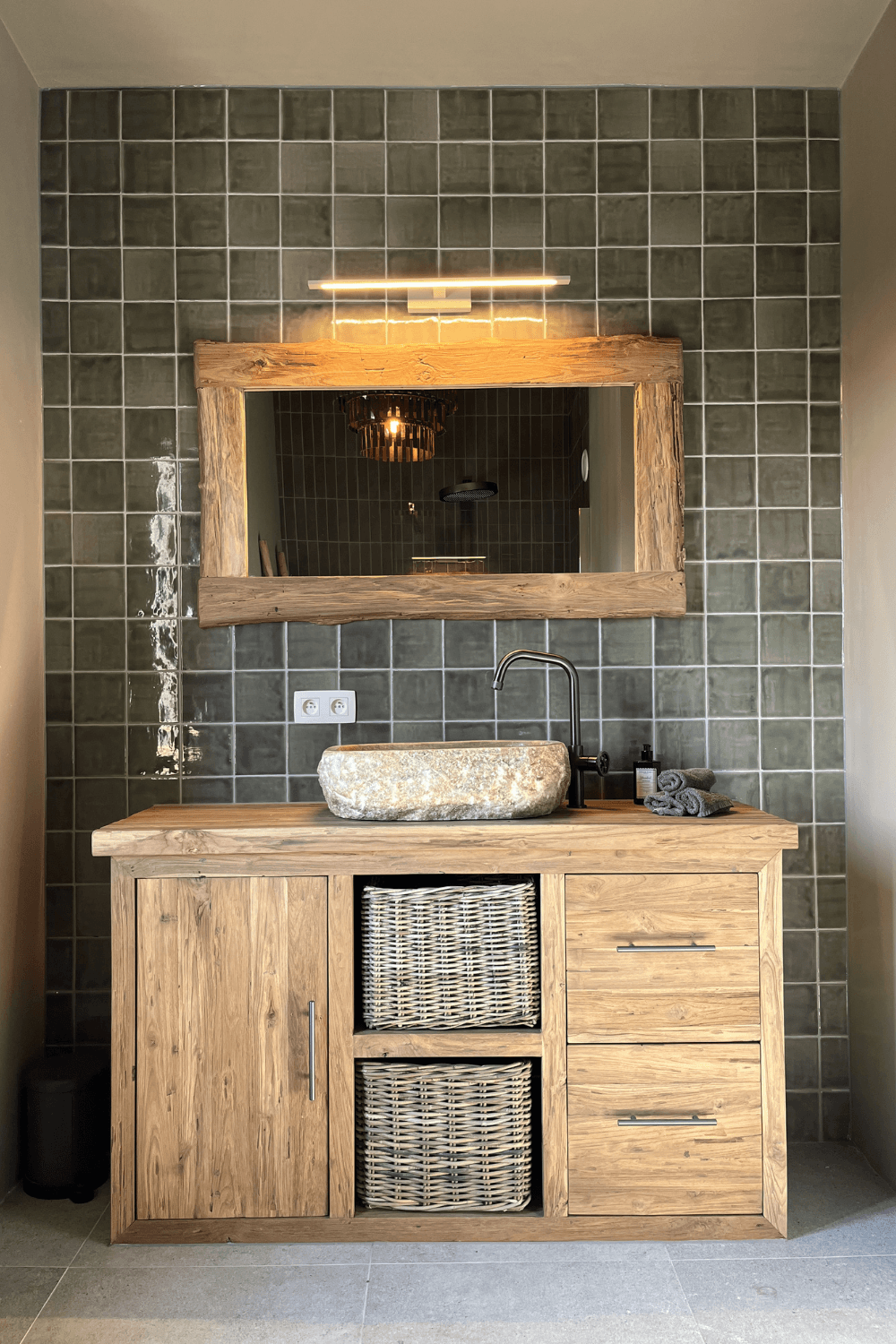 teak houten landelijk badkamermeubel massief 145 cm met mandjes