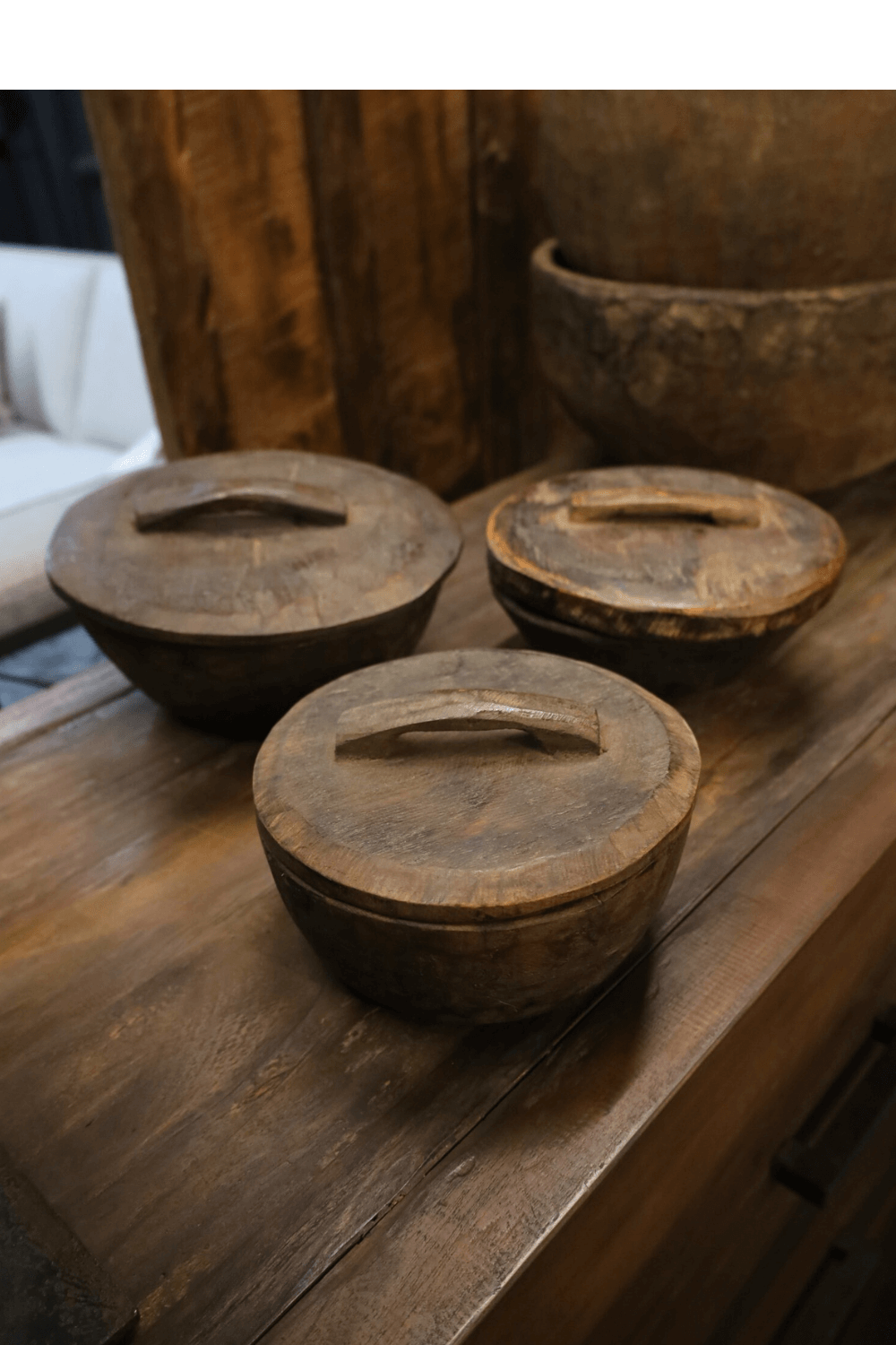 Landelijke oude houten potten met deksel