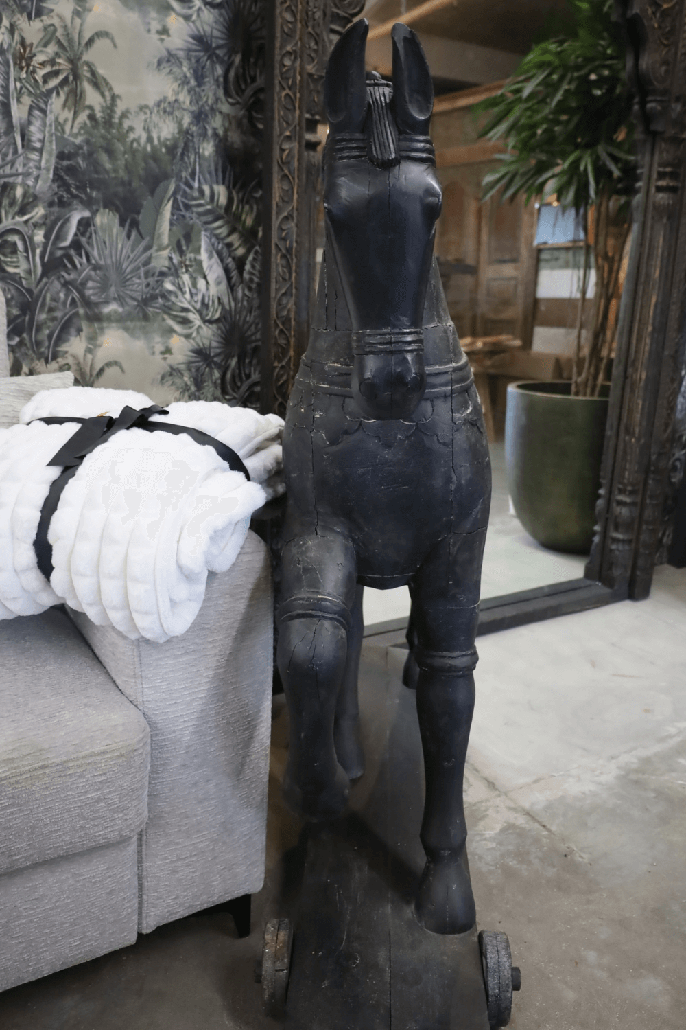 Zwart groot houten paard decoratie india