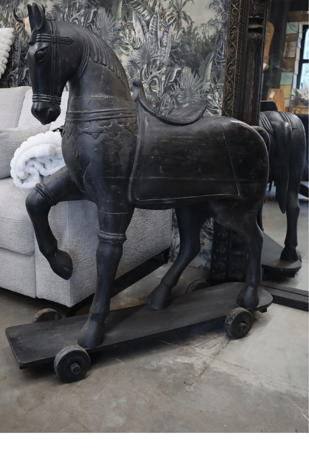 Zwart groot houten paard decoratie india