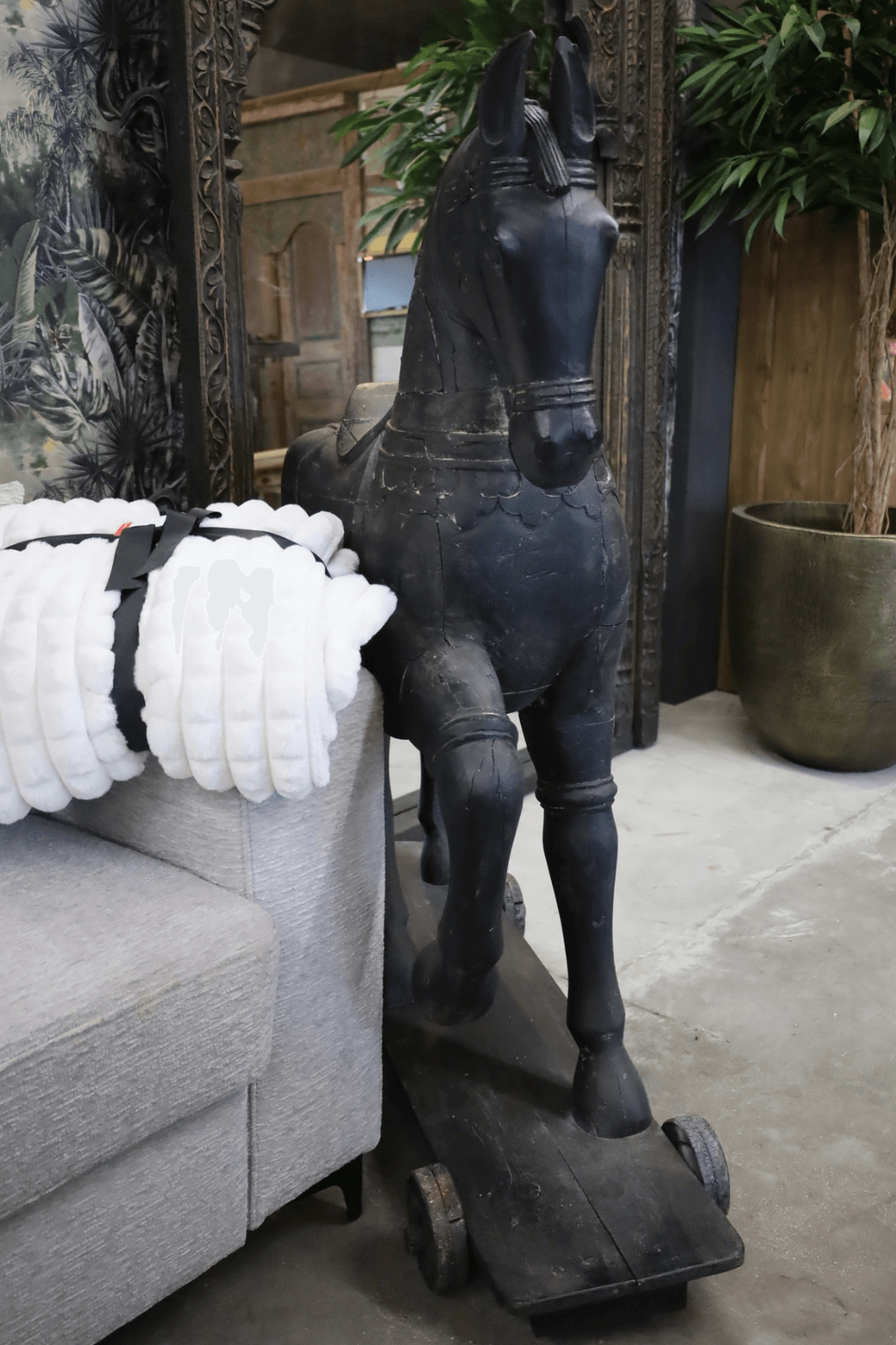 Zwart groot houten paard decoratie india