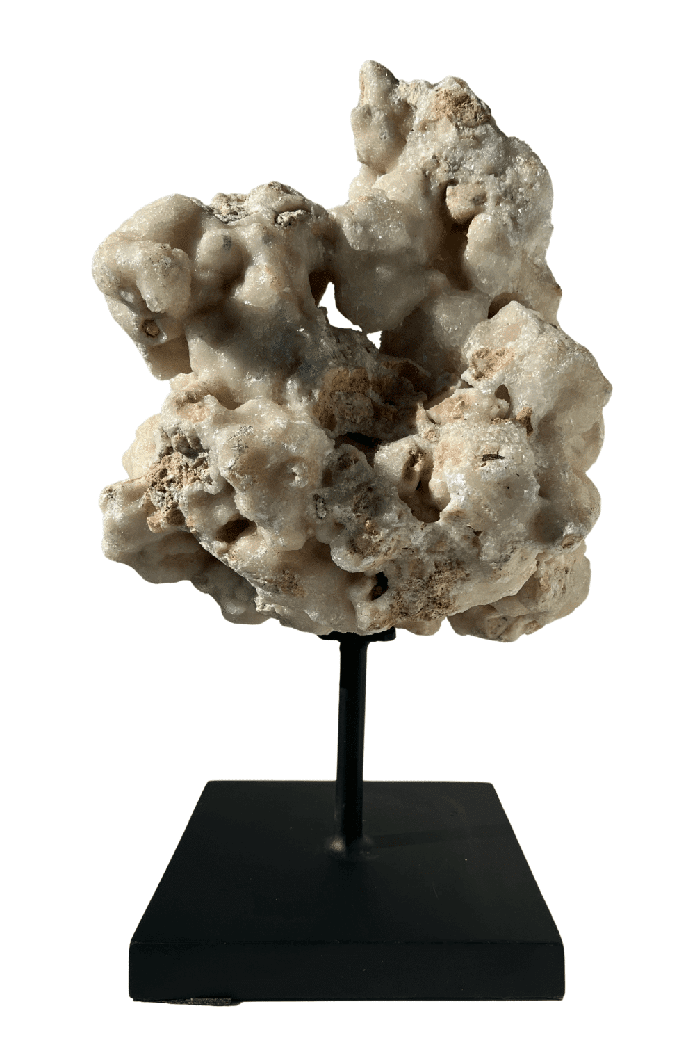 stenen sculptuur op statief met kristal decoratie