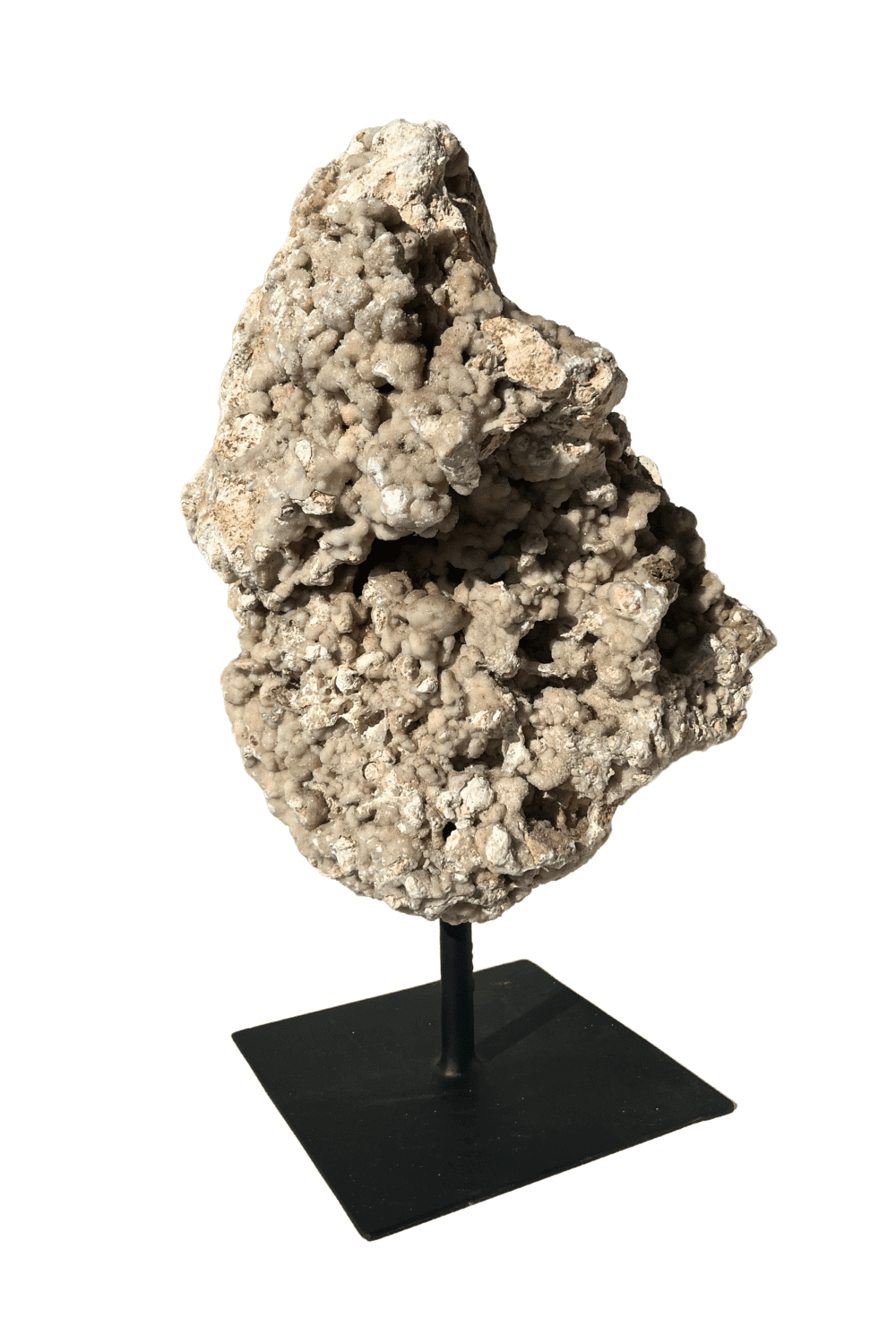 stenen sculptuur op statief met kristal decoratie