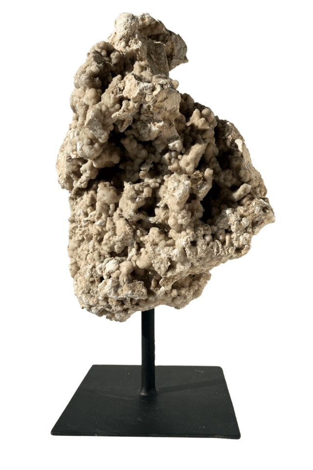 stenen sculptuur op statief met kristal decoratie