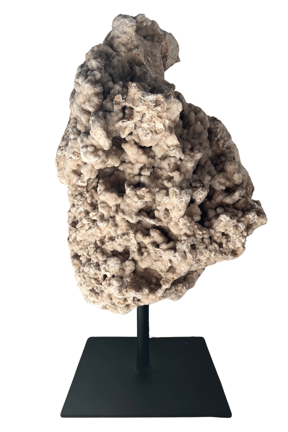 stenen sculptuur op statief met kristal decoratie