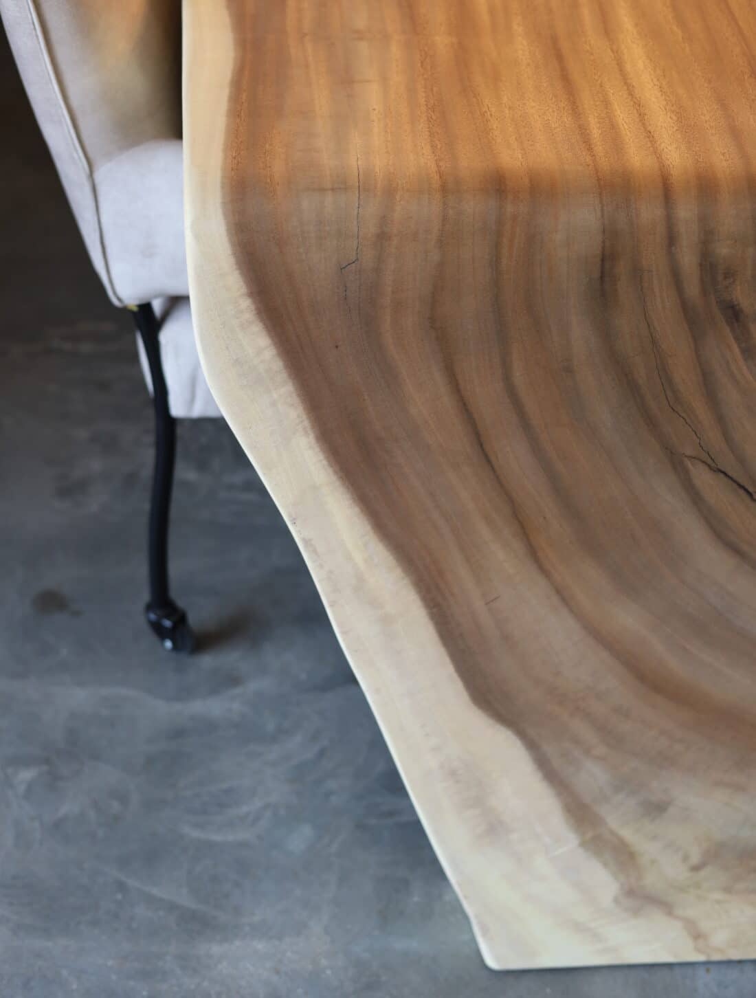 Suar boomstam tafel waterval model uit een stuk