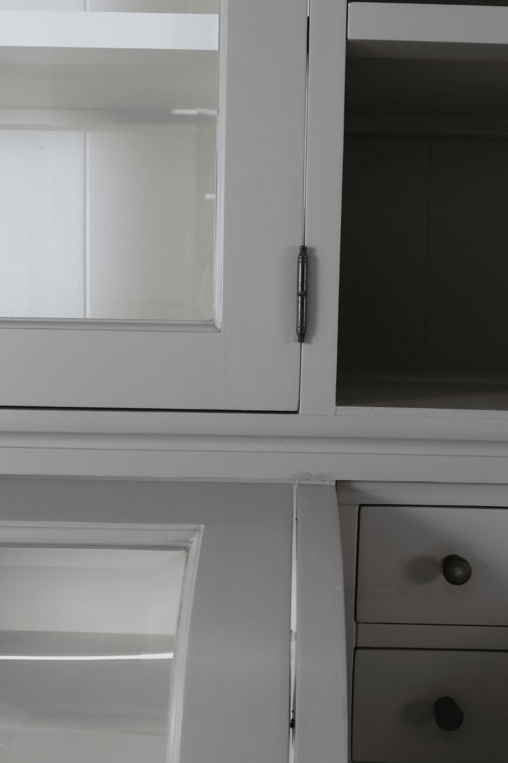 Grijze grutterskast buffetkast vitrine kast met bolkappen 210x52x210 cm