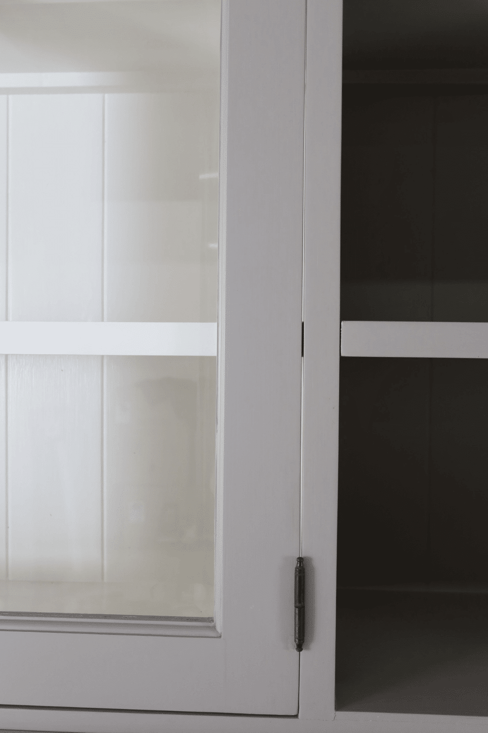 Grijze grutterskast buffetkast vitrine kast met bolkappen 210x52x210 cm