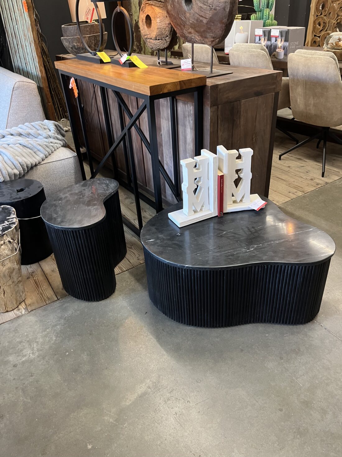 Organische Salontafels Van Zwart Mango Hout Met Zwart Marmeren Blad Set Van 2 Organische Salontafels Van Zwart Mango Hout Met Zwart Marmeren Blad Set Van 2