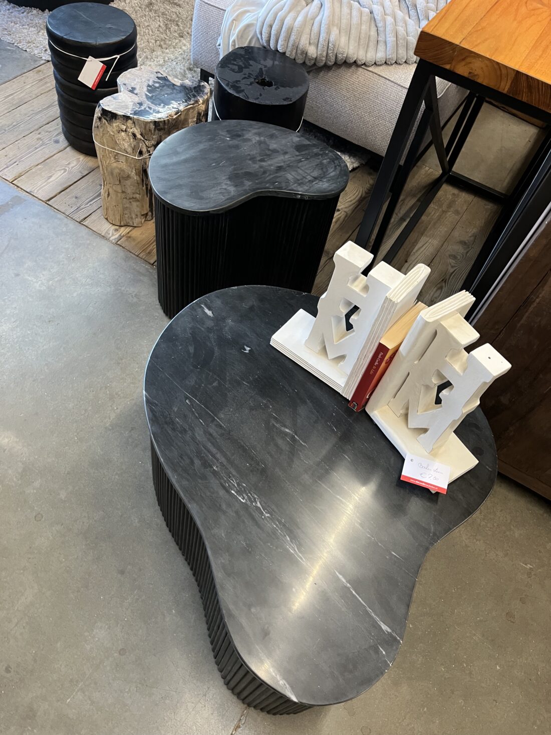 Organische Salontafels Van Zwart Mango Hout Met Zwart Marmeren Blad Set Van 2 Organische Salontafels Van Zwart Mango Hout Met Zwart Marmeren Blad Set Van 2