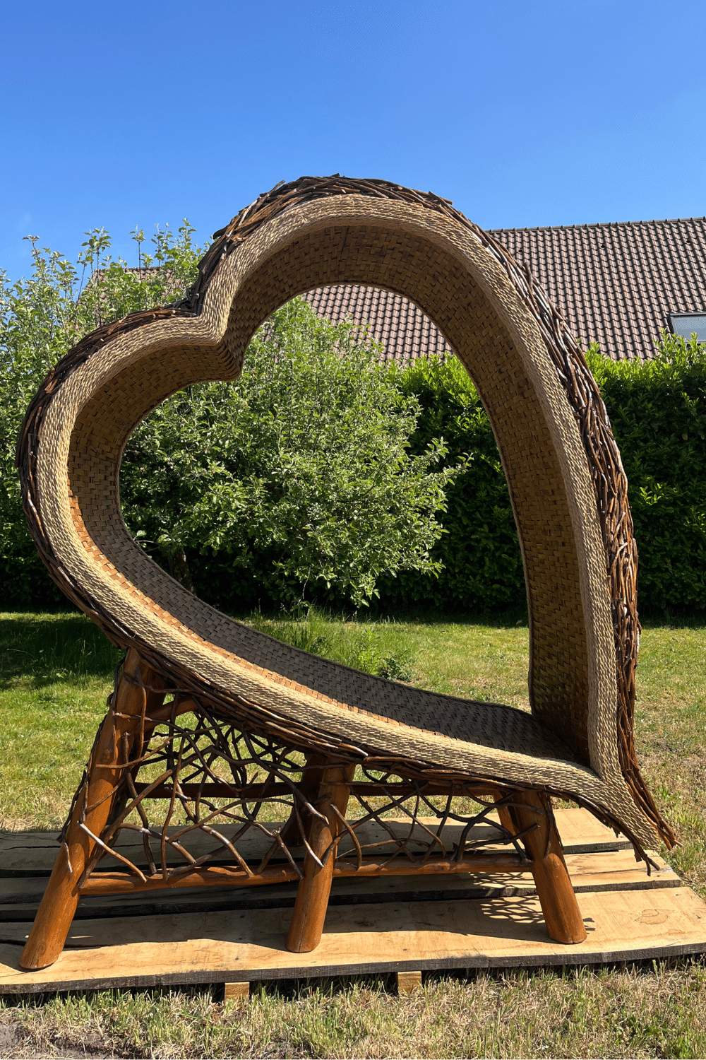 Beeld van een hart voor i de tuin, ideaal als foto booth als ligbed leuk bij het zwembad. houten hart voor in de tuin