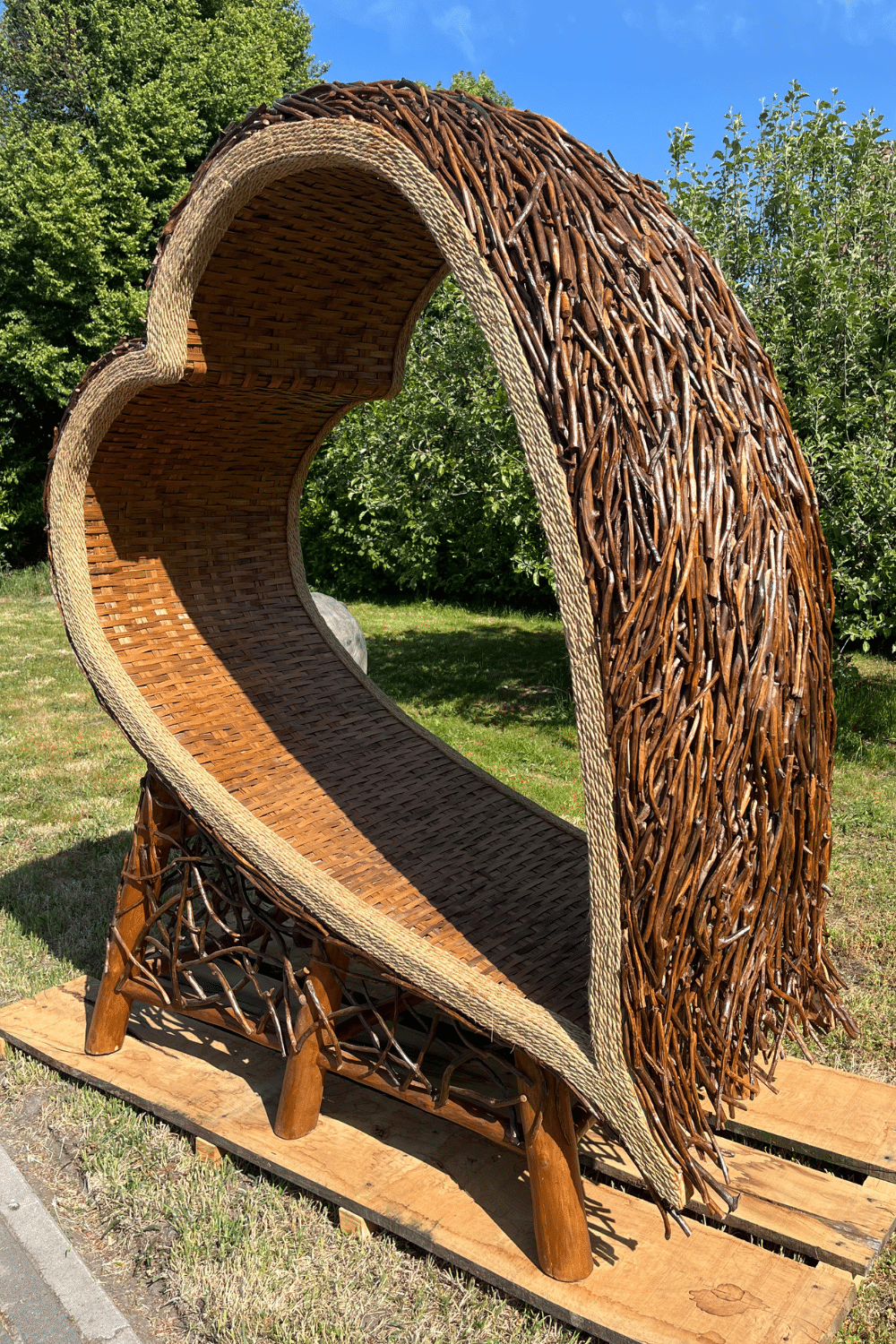 Beeld van een hart voor i de tuin, ideaal als foto booth als ligbed leuk bij het zwembad. houten hart voor in de tuin