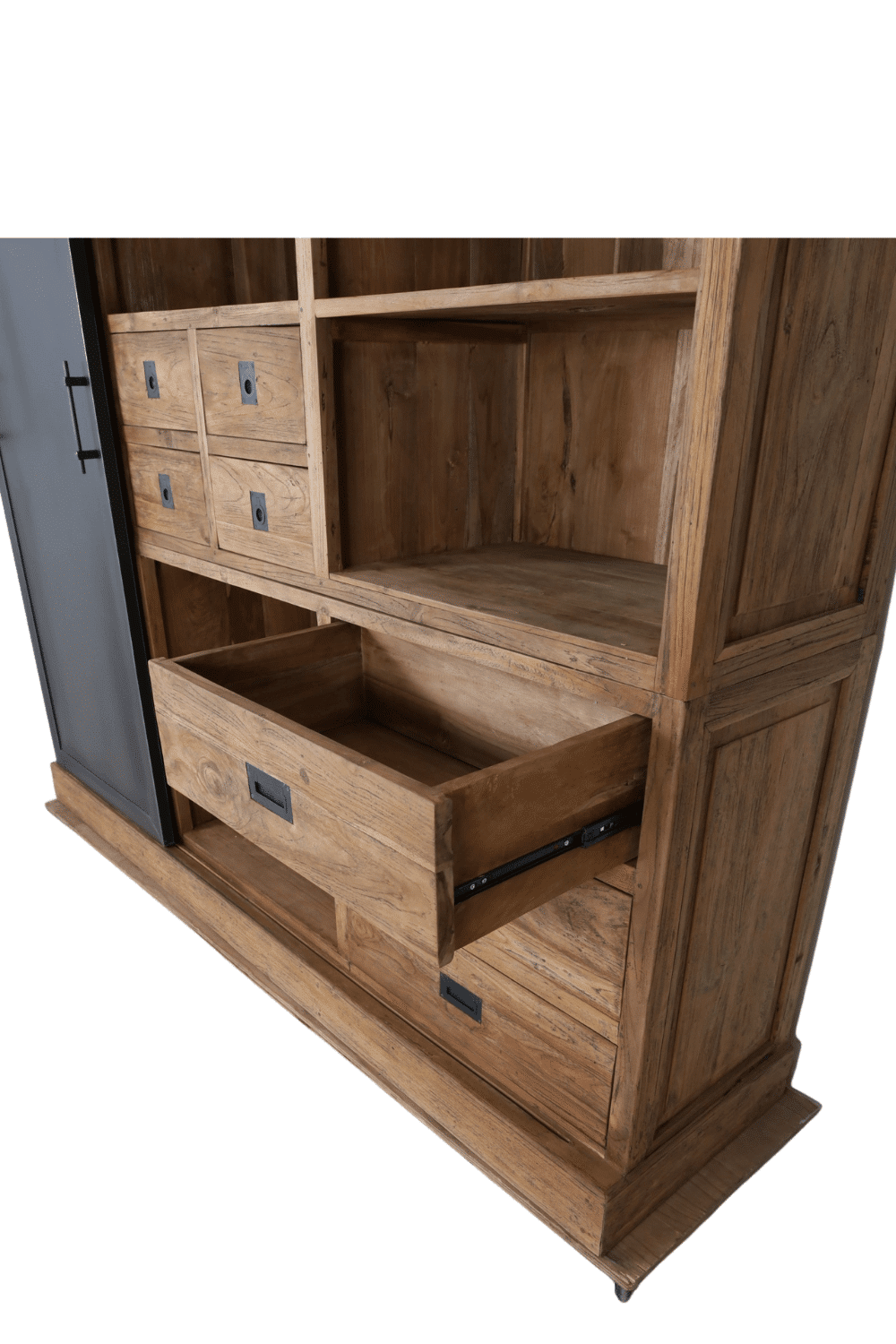 Grote stoere teak houten vitrine kast met metalen schuifdeur 222x52x220cm