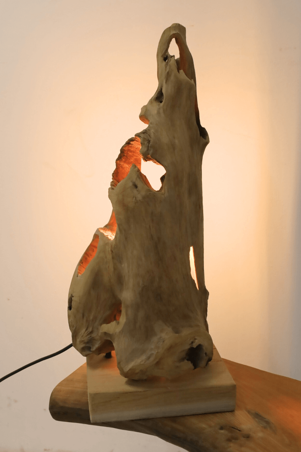 Teak houten stronk lampje als tafellamp 57 cm hoog