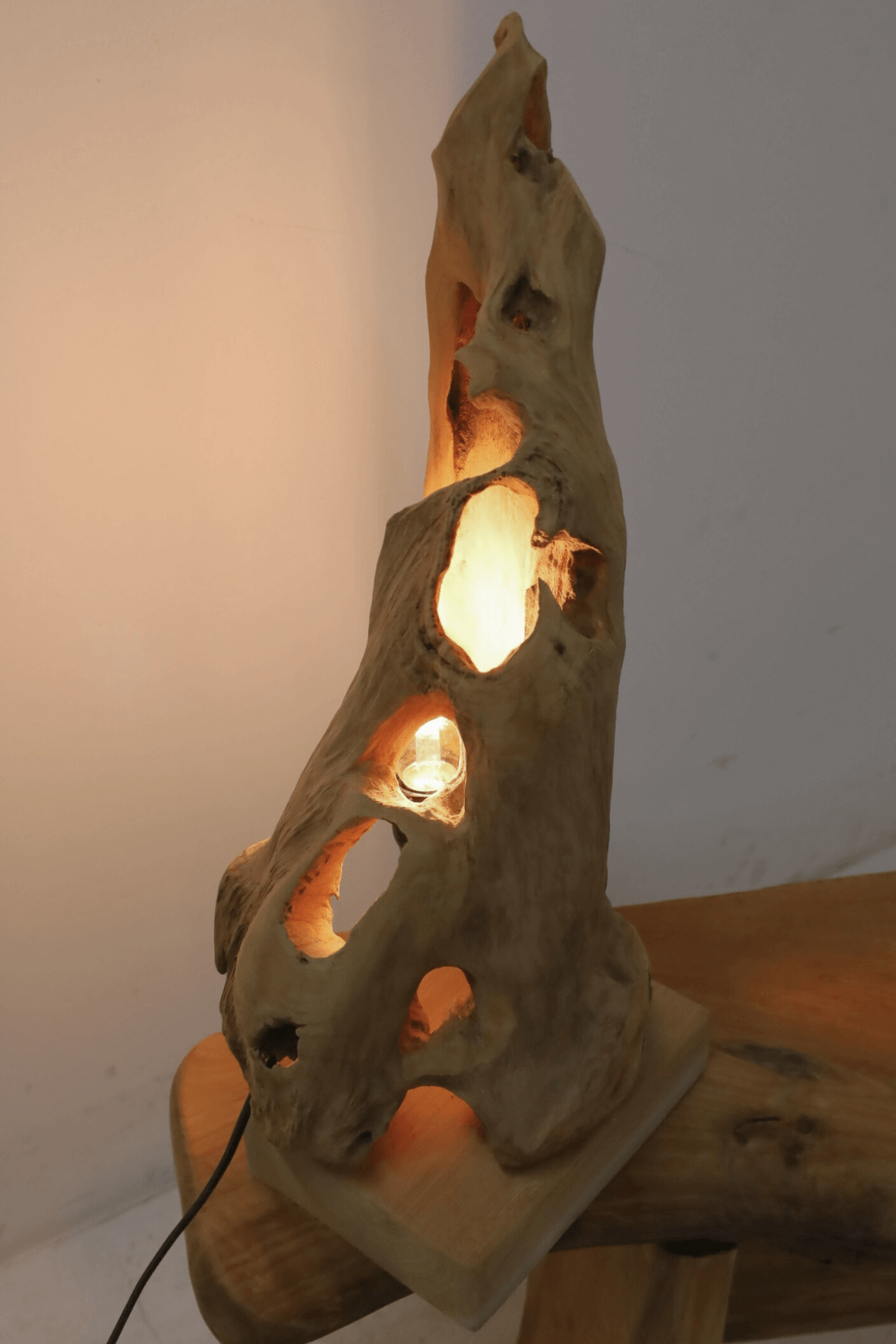 Teak houten stronk lampje als tafellamp 57 cm hoog