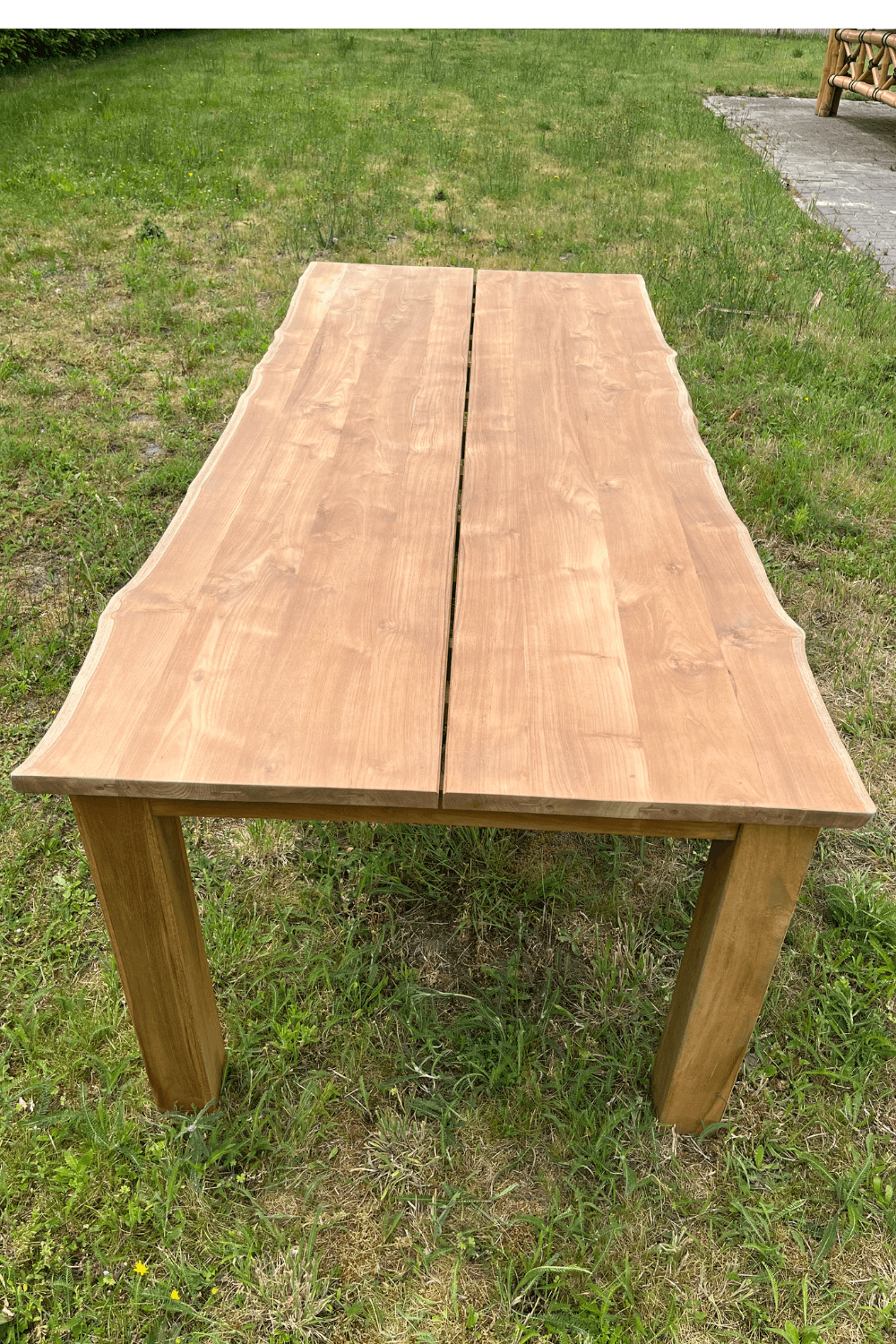 Teak houten tuintafel 240 cm met boomstamkant