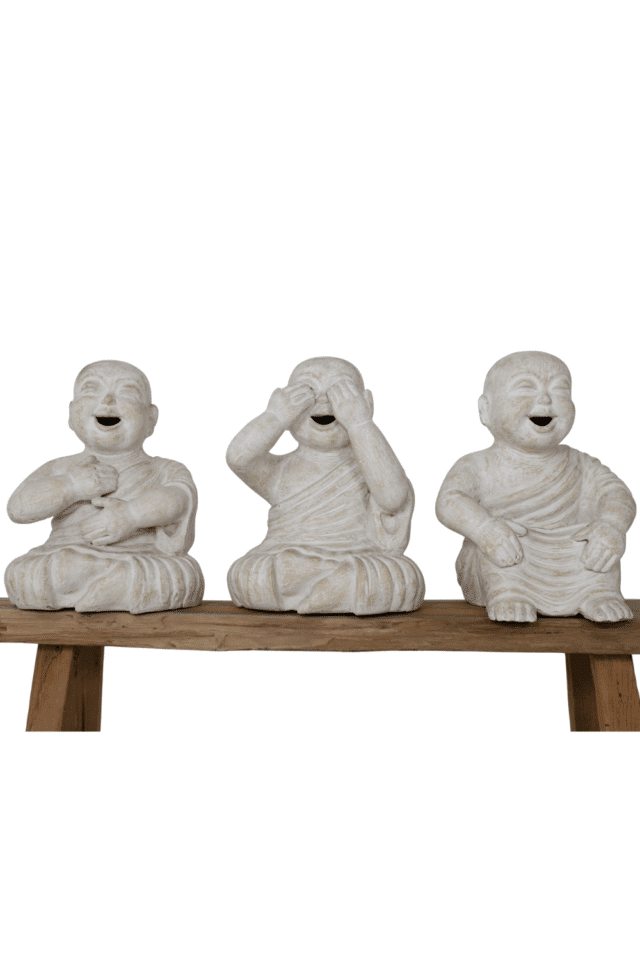 Witte boeddha beeldjes voor in de tuin
