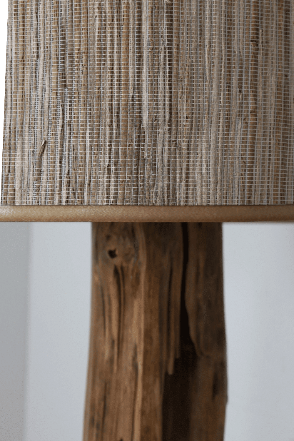 teak houten staande lamp van een oude balk met een mooie bijpassende kap