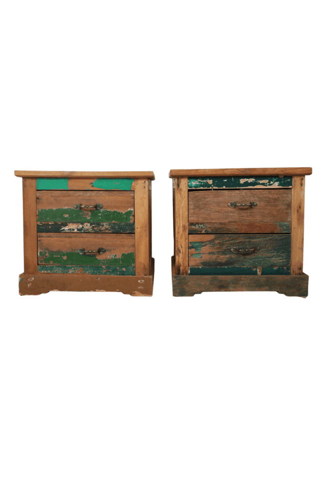 Set van 2 boten oud gekleurd houten nachtkastjes met 2 lades
